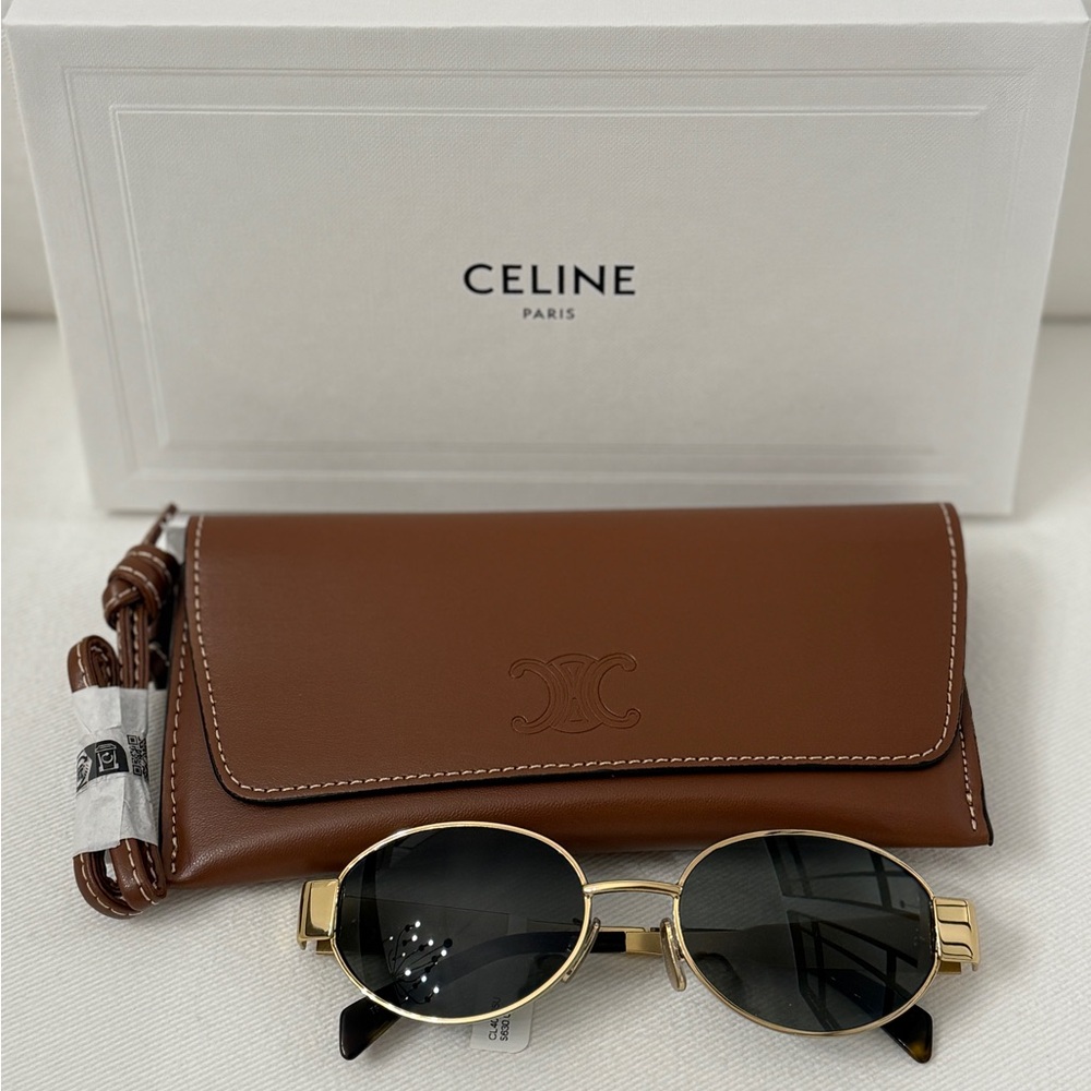 Chic Gold Sunglasses with Dark Lenses